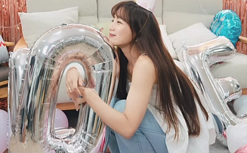 意外翻到驚喜慶生蛋糕！貝莉莓笑：該裝死嗎