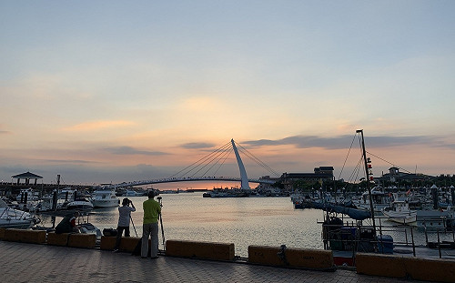 陸男駕快艇直闖淡水河！海巡署漁人碼頭攔截逮捕