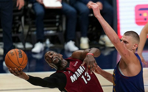 美媒認證很詭異！Adebayo狂打Jokic卻0罰球