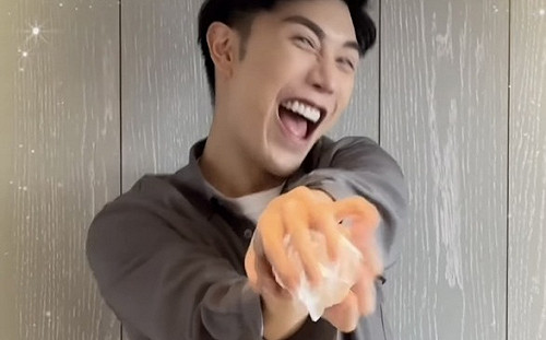 小吳挑戰「花朵舞」表情超浮誇！網笑：用臉在跳舞？