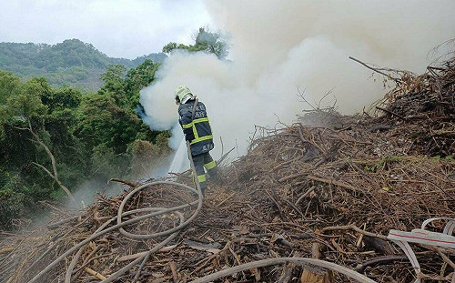 苗栗山林火災風搗亂！10警義消吸入過多一氧化碳送醫 林右昌表關懷