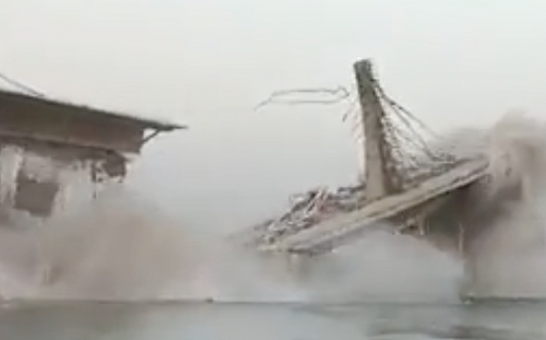 （影）豆腐渣工程！印度百億大橋14個月內二度坍塌 橋體斷裂瞬間曝光