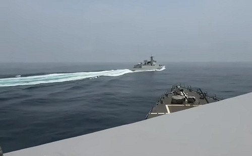 共軍近距離逼近美艦、迫使美軍機飛過尾流 白宮：中國挑釁恐釀傷亡