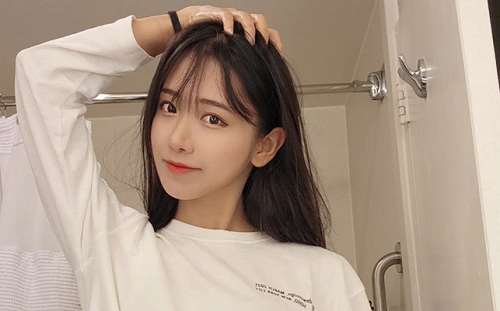 企鵝妹直播「牛仔褲拉鍊沒拉」！畫面流出網驚：沒穿內褲嗎？