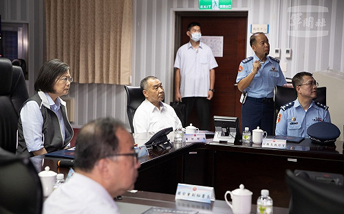 共軍機艦昨大規模西南、東南演練 蔡英文今南部勞軍聽取任務簡報