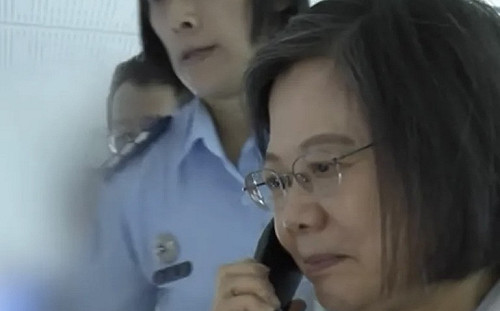 (影) 戰管與空軍通話竟聽到「注意 我是中國空軍」? 疑被解放軍打斷 蔡英文一臉尷尬