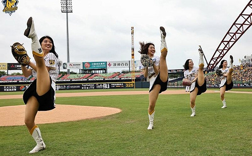 阪神啦啦隊「一字馬」開球！全場球迷驚豔