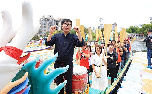 遵循傳統迎端午   陳其邁體驗包粽、為龍舟點睛