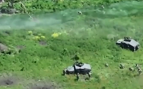 （影）就是打你人少 怎樣！烏軍前線強大火力清壕溝 俄軍被逼落跑、投降