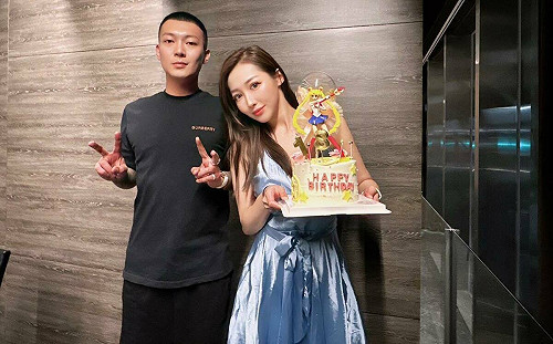 歐菈出國「副駕換人坐」！鳳梨一臉哀怨  網笑翻：也差太多