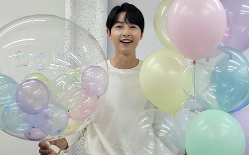 宋仲基當爸了！曬「兒子小手照」嗨喊：最珍貴的禮物