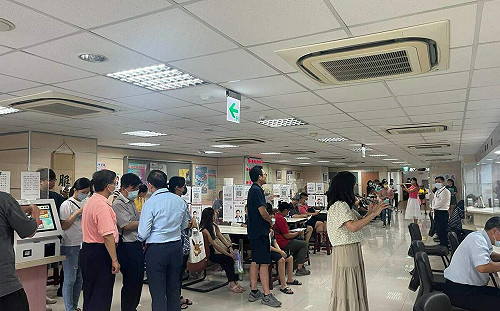 疫後出國人數大增 嘉頌重奏團為排隊民眾演奏舒壓