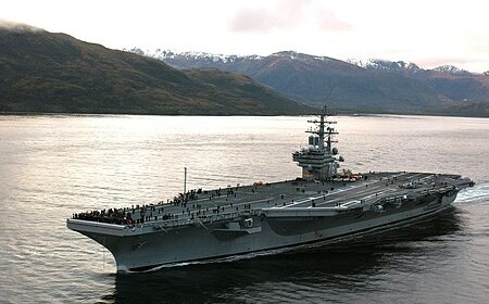 中菲爭奪仁愛礁海上對峙 雷根號航母入南海挺菲  解放軍艦已堵在半路上