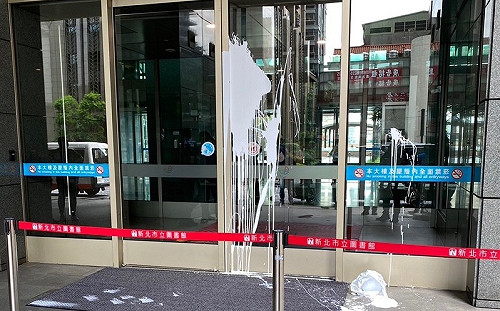 新北市府大門遭潑白漆 市府籲民眾表達訴求需理性合法   