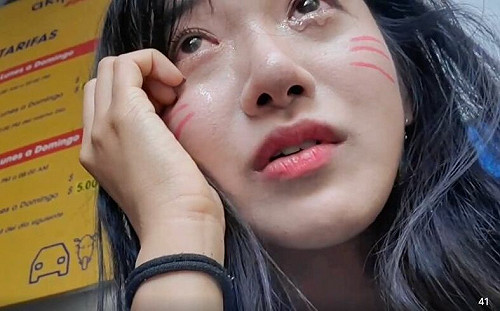 企鵝妹直播中遭搶手機！蹲路邊崩潰痛哭