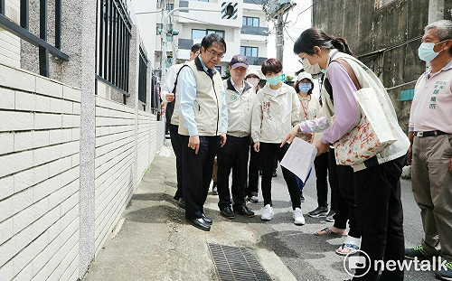 防堵本土登革熱擴散  黃偉哲陪同莊人祥視察篩檢孳清
