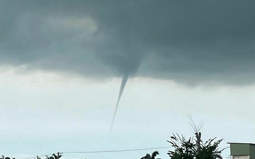 空中版龍捲風！鄭明典曬「漏斗雲」美照 網驚：比颱風還可怕