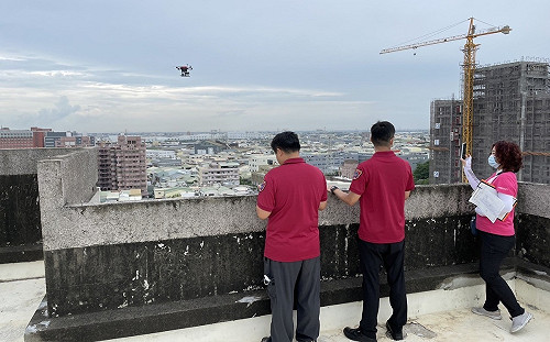 登革熱本土已達11例  台南主動篩檢送電蚊拍防疫3箭抗疫