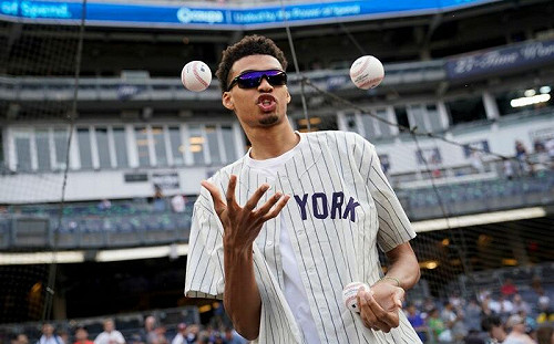 Wembanyama去開球　手掌大小不一般