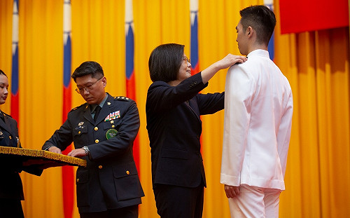 徐巧芯批蔡英文掛反軍校生軍階「鬧笑話」 國防大學：調整配掛方式