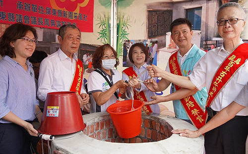 屏東烏龍百年古井端午開井取水  民眾排隊汲取午時水祈福