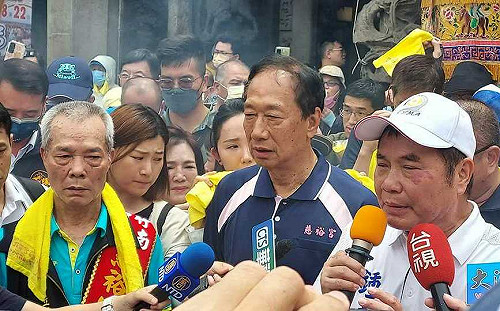 鴨子划水？！苗栗竹南中港慈裕宮「祭江洗港」 郭台銘再合體鍾東錦