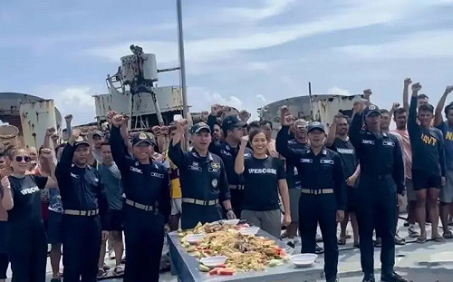 菲官兵在仁愛礁軍艦甲板上公開吃大餐 中媒驚 : 補給怎麼進去的? 