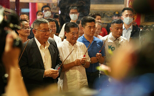 無視禁柯令？顏寬恒夜市拜票 「巧遇」柯文哲：台中藍白合態勢明確