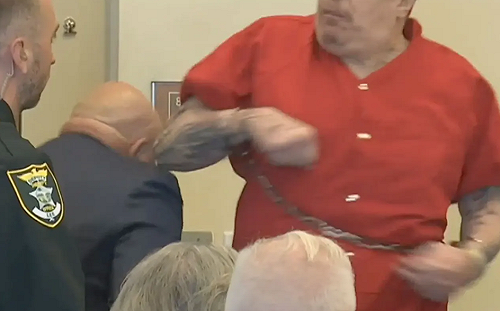 (影) 當庭打人！美國殺人犯得知被判死刑 憤怒暴打律師