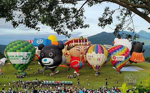 台東熱氣球嘉年華今開跑！Q版媽祖首飛 4000人湧入朝聖