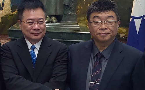 侯友宜民調墜到17% ！「正毅兄弟」對黨開炮：還自認拿生鏽小刀能打天下？