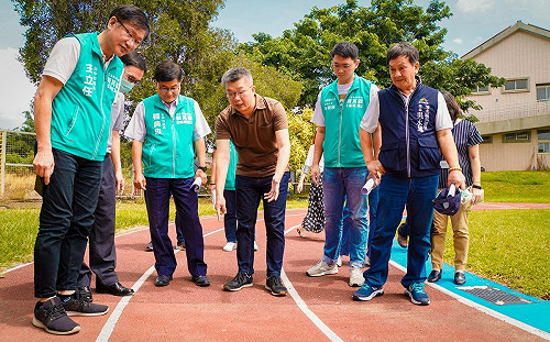 吳厝國小跑道老舊破損  蔡其昌爭取113年底前整建完工