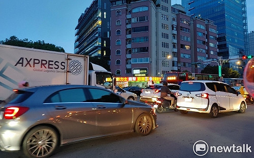 認真比較Google、Apple導航！網友推它：會報測速還有紅綠燈很方便