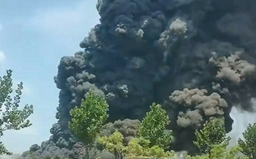 (影) 江西貴溪一化工廠硅油著火引發爆炸 濃煙蔽天 數公里外就可看到煙柱