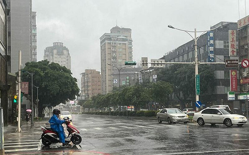 週末大雨肆虐北台灣　7縣市「飆36度」熱炸