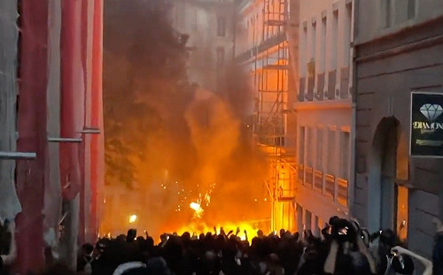 非裔少年遭警殺釀暴動！法國多地延燒 1夜2千輛車遭焚毀