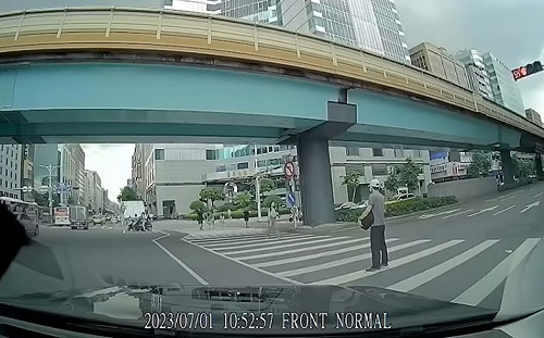 讓四輪感受痛苦？男子過馬路在路中央不動 再掀停讓行人論戰