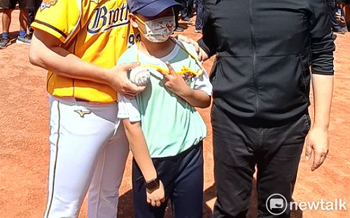 出席陽光棒球夏令營 蔡其昌幫小球員要到吳哲源簽名球