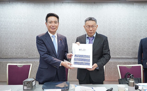 日跨黨派拜會民眾黨 前外相評柯文哲如「颱風眼」：動盪社會風雲人物 