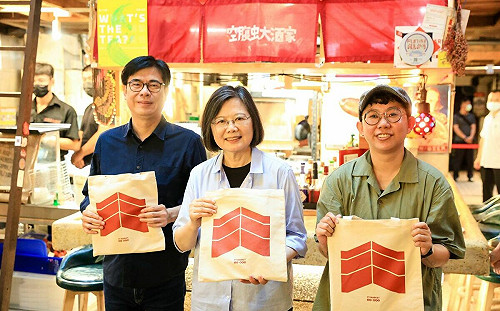 蔡英文走訪高雄鹽一市場   感受青銀共市購物環境