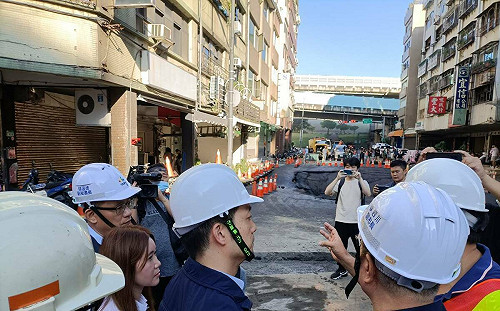 北市南京西路天坑持續搶修  周邊住戶暫停供水、瓦斯斷氣      