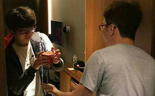 「泡麵小王子」來敲門！閃電狼MMD送泡麵做外交