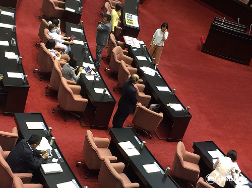 藍綠解凍　在野版前瞻條例逕付二讀　併案審查