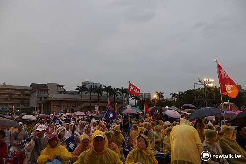 吳敦義選前之夜   萬人冒雨到場支持