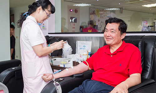 小英執政週年  洪耀福：捐血不分藍綠