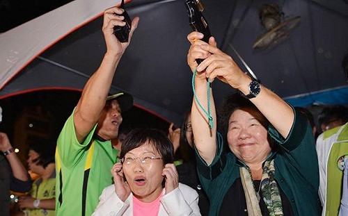 中芸龍舟賽花媽槍鳴起跑 她捂耳驚嚇