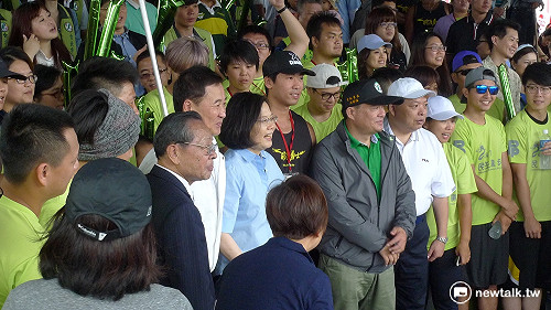 蔡英文現身加油  民進黨龍舟隊嗨翻