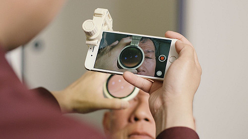 用手機就能檢查眼睛  紐西蘭眼科醫師發明手提式驗光機