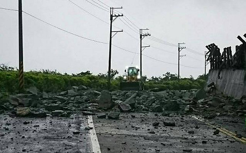 台7線49.7k落石阻交通 已清除恢復通行