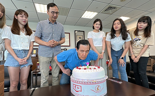 朱立倫率團替慶生 馬英九：兩岸多交流就可以促進和平